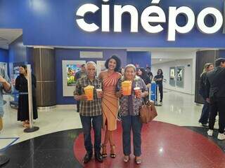 Jornalista Glória Maria ao lado dos pais na entrada do cinema. (Foto: Divulgação)