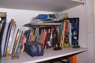 Livros e objetos do filho são mantidos em cômodo da casa como sinal de qe David um dia esteve ali (Foto: Paulo Francis)