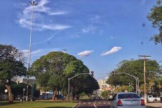 Terça-feira de sol na Avenida Afonso Pena (Foto: Paulo Francis)