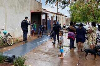 Após chuva, moradores de Dourados saem de casa e esperam atendimento na calçada (Foto: Divulgação/Prefeitura de Dourados)
