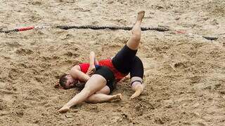 Amanda Leal derrubando adversária na luta olímpica de praia (Foto: Acervo Pessoal)