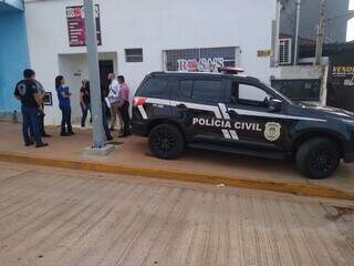 Polícia Civil em frente ao salão furtado na madrugada de ontem. (Foto: Polícia Civil)