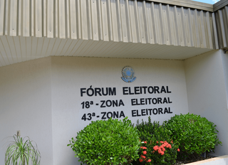 Sede da Justiça Eleitoral em Dourados; operação mira fraude em títulos (Foto: André Bento/94 FM)