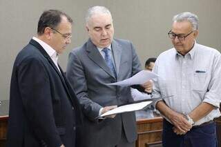 O desembargador Sérgio Fernandes Martins, durante assinatura de ata que entrega comarcas no interior. (Foto: Reprodução/TJMS)