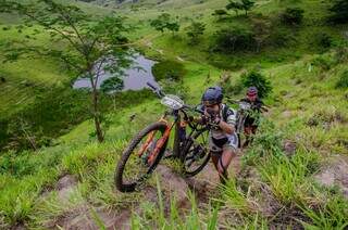 Ciclistas subindo por percurso em meio a paisagem do Pantanal (Foto: Divulgação)