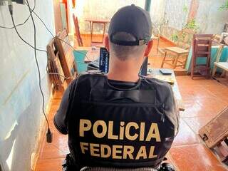 Agente da PF em endereço onde foram feitas buscas, em Ponta Porã (Foto: Divulgação)