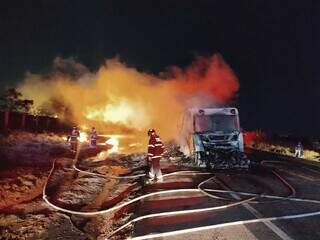 Colis&atilde;o provoca inc&ecirc;ndio e deixa carreta completamente destru&iacute;da