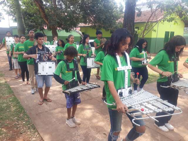 Ap&oacute;s meses de ensaio, cerca de mil estudantes devem participar de desfile 