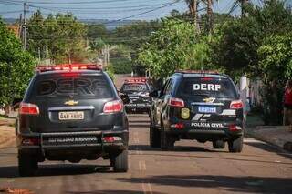 Viaturas da Derf (Delegacia Especializada em Repressão a Roubos e Furtos), durante a prisão da suspeita. (Foto: Reprodução/Polícia Civil)