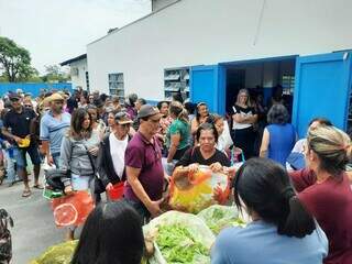 Famílias na fila do Cras, para retirar alimentos do Ceasa (Foto: Caroline Maldonado)