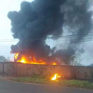 Incêndio em terreno no Jardim Noroeste (Foto: Direto das Ruas)