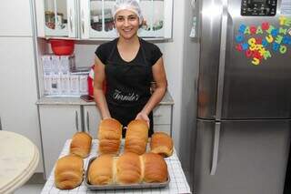 Acadêmica de odontologia, Eliane vende pão artesanal para pagar curso. (Foto: Juliano Almeida)