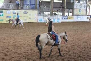 Mulher andando a cavalo no Parque do Peão de Campo Grande (Foto: Divulgação/CLC)