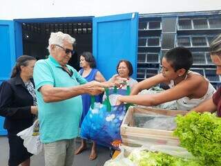 Com o que economiza, Osvaldo consegue comprar carne (Foto: Caroline Maldonado)