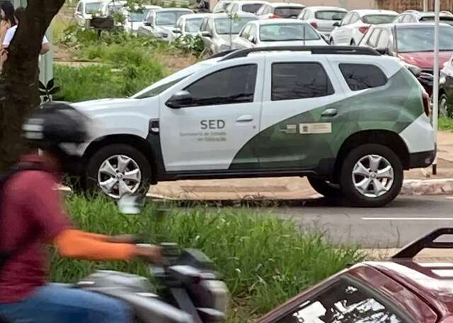 Carro da Secretaria de Educa&ccedil;&atilde;o &eacute; flagrado estacionado em frente a rampa 