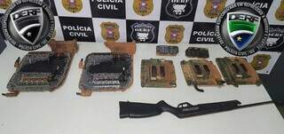 Parte das peças apreendidas e uma arma encontrada com suspeito (Foto: Divulgação | PCMS)