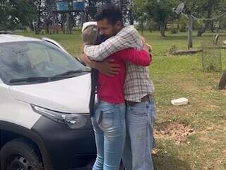Ana Castela e o primo trocaram uma abraço em frente ao carro. (Foto: Reprodução)