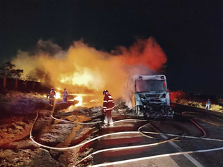 Meia pista &eacute; liberada ap&oacute;s colis&atilde;o provocar inc&ecirc;ndio no anel vi&aacute;rio