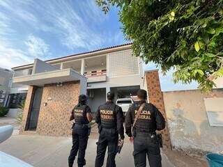 Policiais federais cumprem mandado de busca e apreensão em Pontes e Lacerda (Foto/Divulgação)