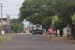 Nesta manhã, moradores caminhando tranquilos pela Rua Otácilio Machado, onde o suspeito foi preso (Foto: Marcos Maluf)