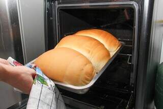 Com 600 gramas, pão caseiro é vendido por R$ 10. (Foto: Juliano Almeida)