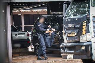 Policial federal chega com malote à superintendência da PF de Campo Grande. (Foto: Henrique Kawaminami)
