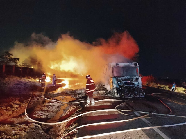 Meia pista &eacute; liberada ap&oacute;s colis&atilde;o provocar inc&ecirc;ndio no anel vi&aacute;rio