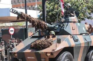 Tanque foi às ruas para desfile, em Campo Grande (Foto: Marcos Maluf)