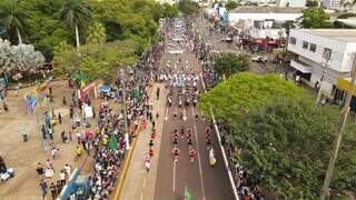 Vista aérea do desfile na Avenida Marcelino Pires (Foto: Divulgação/Assecom)