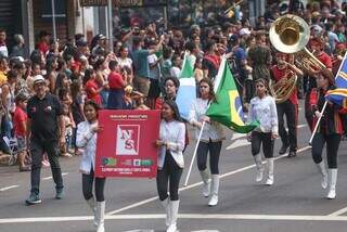 No desfile, escolas exaltam atividades esportivas e culturais, como a banda marcial (Foto: Marcos Maluf)