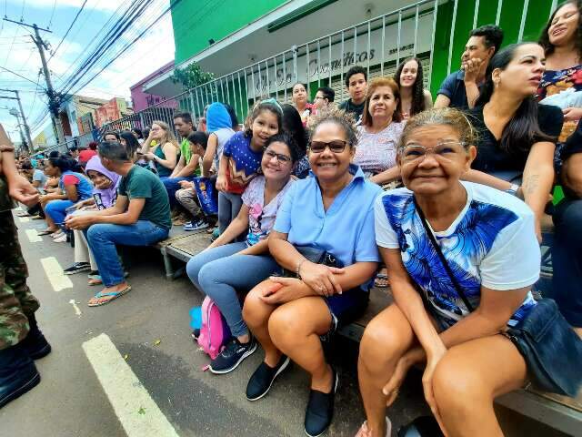 Em homenagem ao pai, tr&ecirc;s gera&ccedil;&otilde;es v&atilde;o a desfile para reviver lembran&ccedil;as 