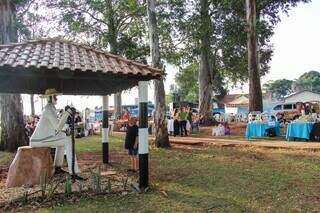 Feira Ziriguidum está sendo realizada na Praça do Preto Velho. (Foto: Juliano Almeida)