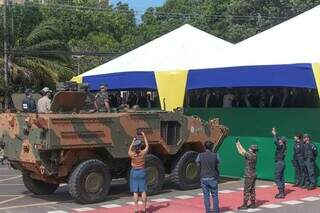 Com tanque, integrantes das Forças Armadas pedem autorização ao governador para passagem (Foto: Marcos Maluf)