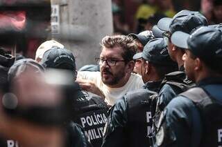 Deputado Pedro Kemp discutindo com Polícia Militar (Foto: Marcos Maluf)