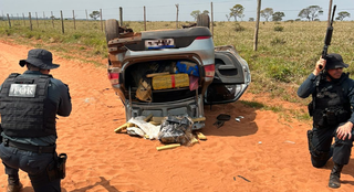 Veículo capotou em estada vicinal de Amambai. (Foto: Reprodução/PM)