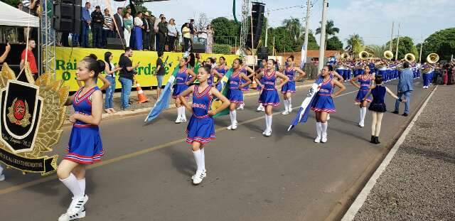 Sem escolas, desfile teve participantes de projetos em Tr&ecirc;s Lagoas