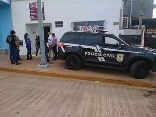 Polícia Civil em frente ao salão furtado na madrugada de anteontem (Foto: Polícia Civil)