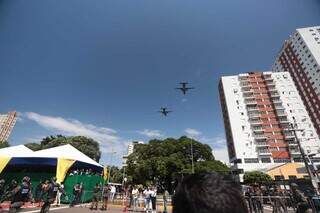 Aviões no céu de Campo Grande empolgaram o público em desfile. (Foto: Marcos Maluf)