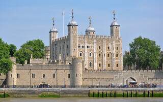 Na The Tower London, a Torre de Londres, uma boa maneira de abrir a lista de passeios e conhecer a história dos reis, rainhas e até prisioneiros famosos (Foto: Reprodução)