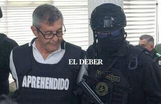 &#34;Tio Arantes&#34; sendo conduzido por policiais bolivianos (Foto: Juan Delgadillo/El Deber)