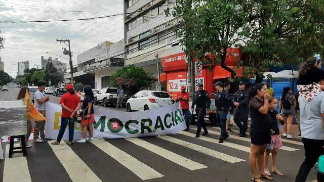 Grupo dos Exclu&iacute;dos se re&uacute;ne em cruzamento e aguarda fim do desfile