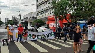 Grupo está concentrado no cruzamento das ruas Barão do Rio Branco e 13 de Maio (Foto: Idaicy Solano)