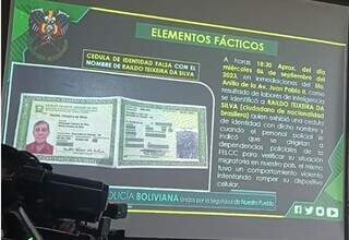 Slide da polícia boliviana mostrando documento falso apreendido com José Cláudio Arantes (Foto: Juan Delgadillo/El Deber)