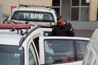 Policiais Militares levando a mãe e a criança para a delegacia (Foto: Juliano Almeida)