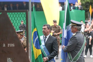 Eduardo Riedel e general Luiz Fernando Estorilho Baganha durante hasteamento das bandeiras. (Foto: Marcos Maluf)