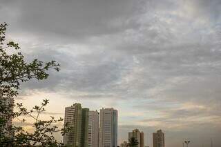 Amanhecer com céu entre nuvens na região do Jardim do Estados (Foto: Henrique Kawaminami)