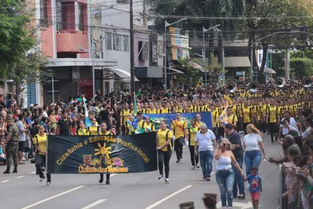 Integrantes da Cidade dos Meninos e de escolas estaduais abrem desfile