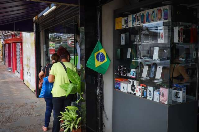 Comerciantes esperam p&uacute;blico de desfile para salvar dia de trabalho no centro