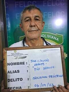 &#34;Tio Arantes&#34; segura placa com informações da prisão (Foto: Direto das Ruas)
