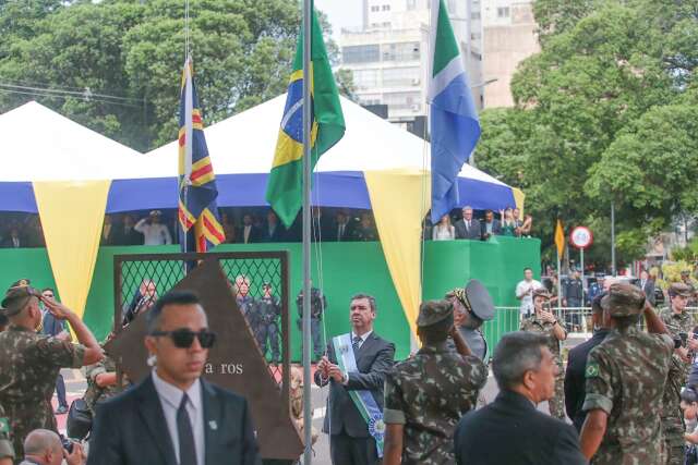 Revista &agrave; tropa militar e hasteamento de bandeira marcam in&iacute;cio de desfile